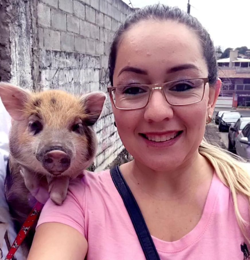 Mini porco fazendo uma selfie com tutora enquanto passeia
