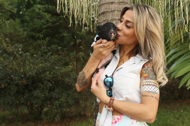 Vanessa Mesquita ex-BBB apresenta seu mini pig de estimação